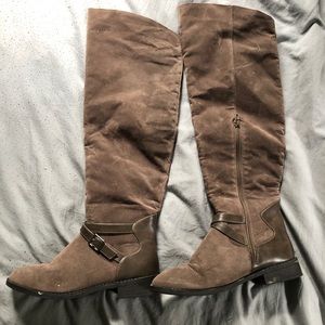Lightly Used Bailey Flat Boot size 7
